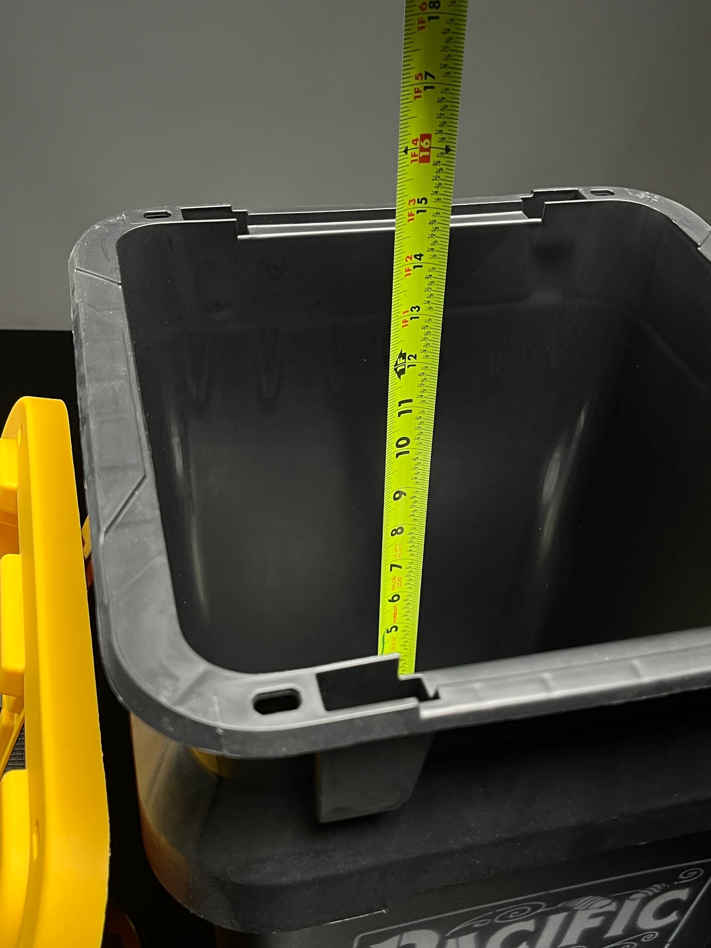 Roach Breeding Box - vented lid with humidity meter - dubia, red runner, hissers